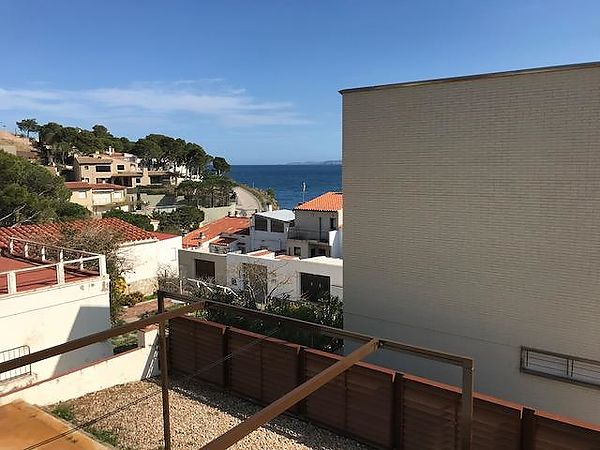 Lloguer turistic de un estudi a la Rovellada amb terrassa i  vistes al mar