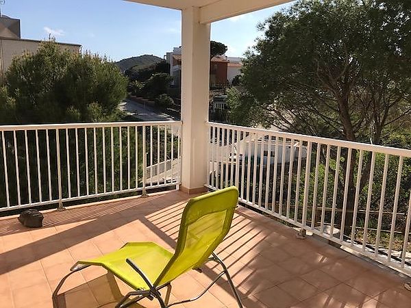 Alquiler de verano de un estudio en la Rovellada con terraza y vistas al mar 