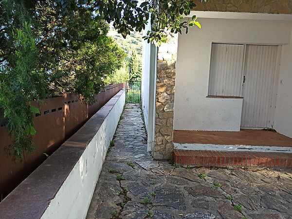 Isolated house 100 meters from the beach, with terraces and many possibilities.