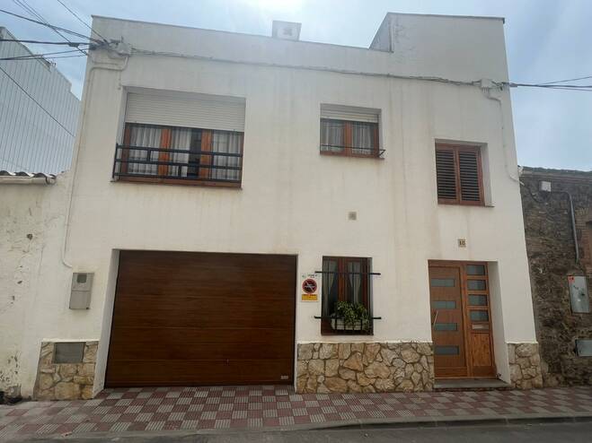 Casa de tres habitacions amb garatge i pati al poble de Colera