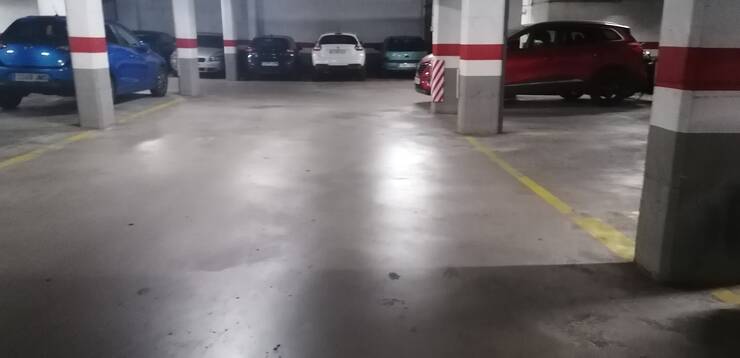 Se alquila plaza de parking en Casernes