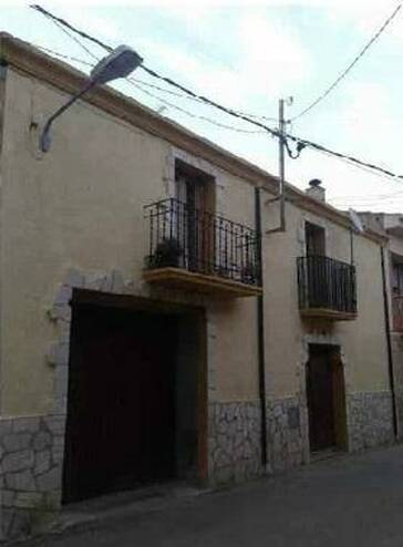 Semi-detached village house distributed over two floors in Garriguella