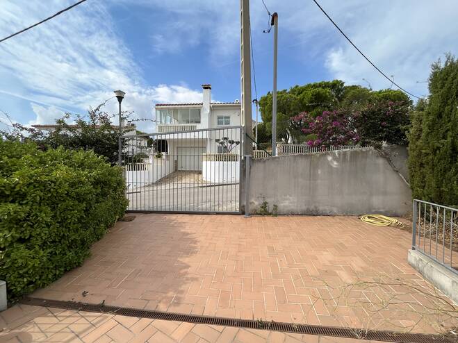 Magnificent house with sea views and many possibilities