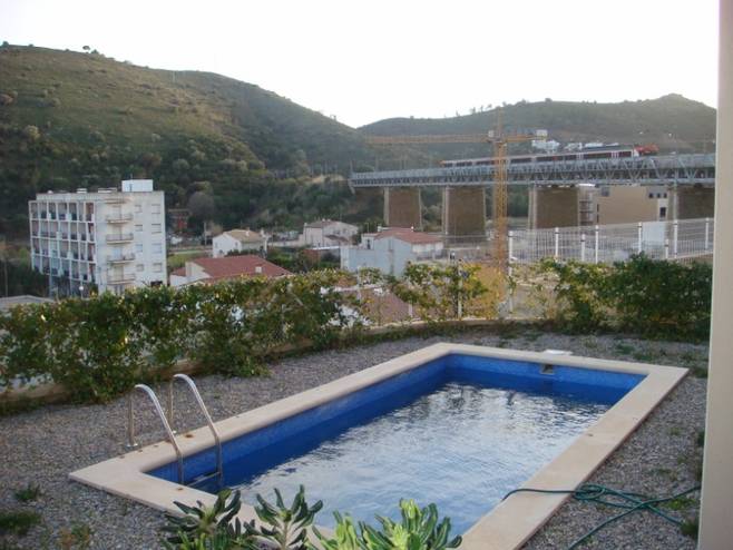 Casa aparellada amb piscina i terrassa