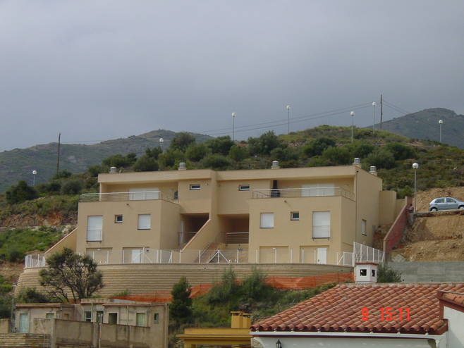 Maison jumelée avec piscine et terrasse