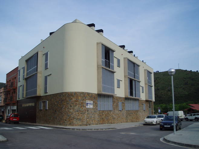 Duplex amb vistes davant del parc infantil de Colera