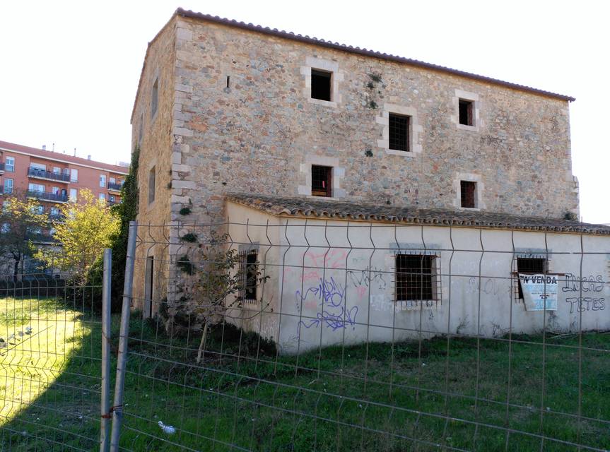 Espectacular masia en venda al centre de Girona. Interior per definir segons necessitats.