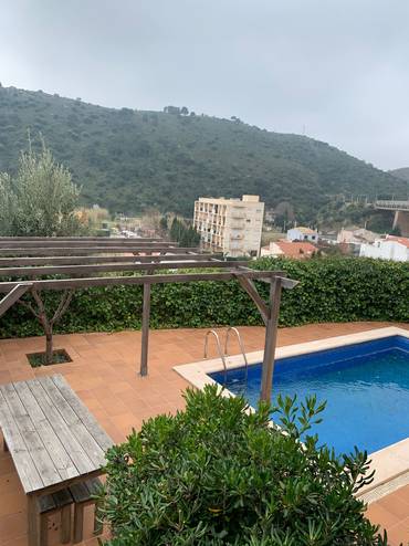 Maison jumelée avec piscine et terrasse