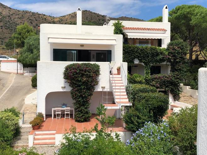 Terraced house located in residential Roca Blanca
